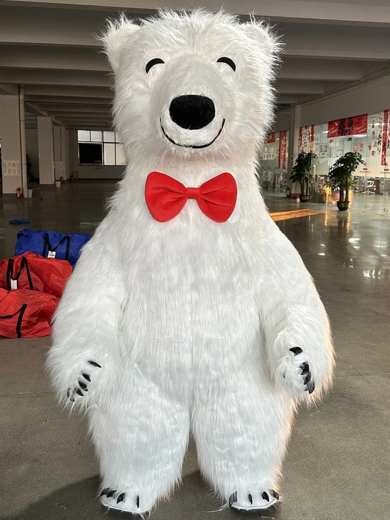 巨大な白いホッキョクグマの着ぐるみ。笑顔の表情で、毛皮のよう - Dresses のレビューと価格